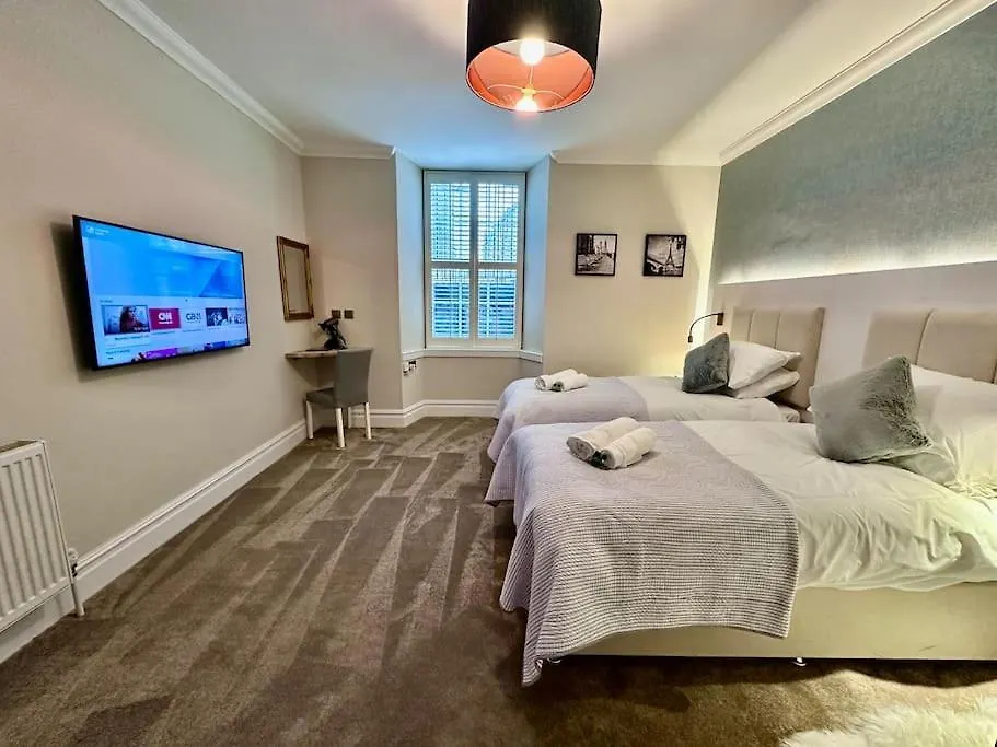 Spectacular 2 Bed, 2 Bath In Edinburgh City Centre 0*,
