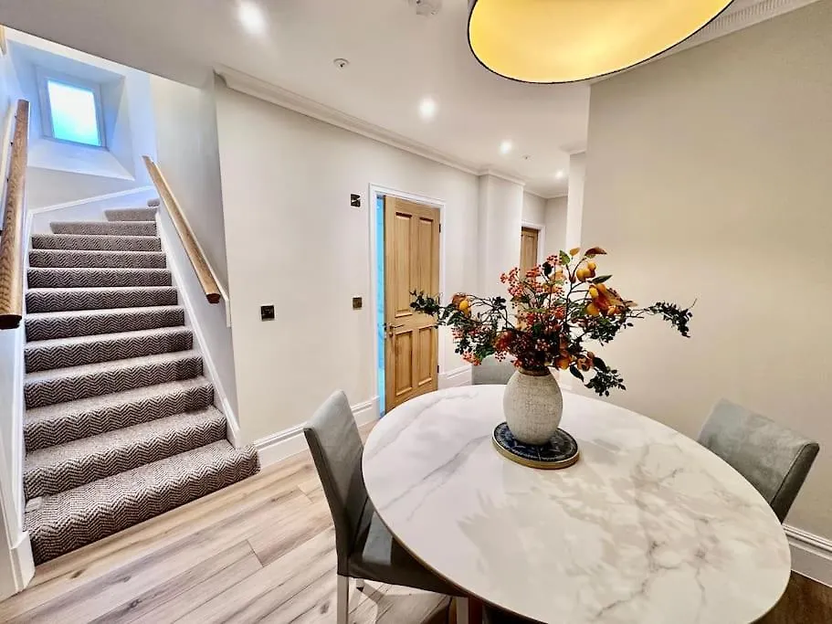 Spectacular 2 Bed, 2 Bath In Edinburgh City Centre
