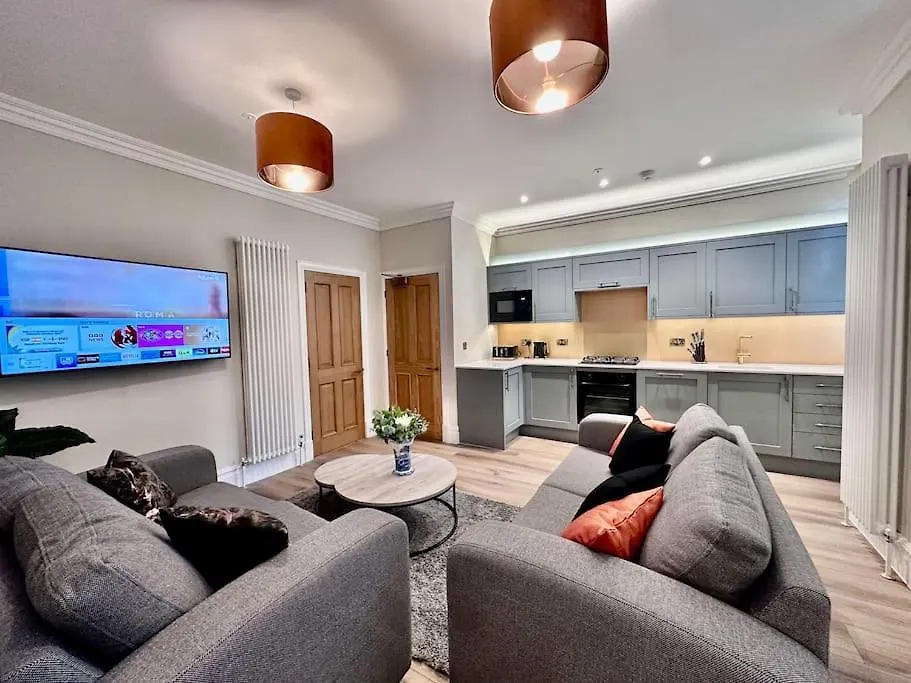 Spectacular 2 Bed, 2 Bath In Edinburgh City Centre