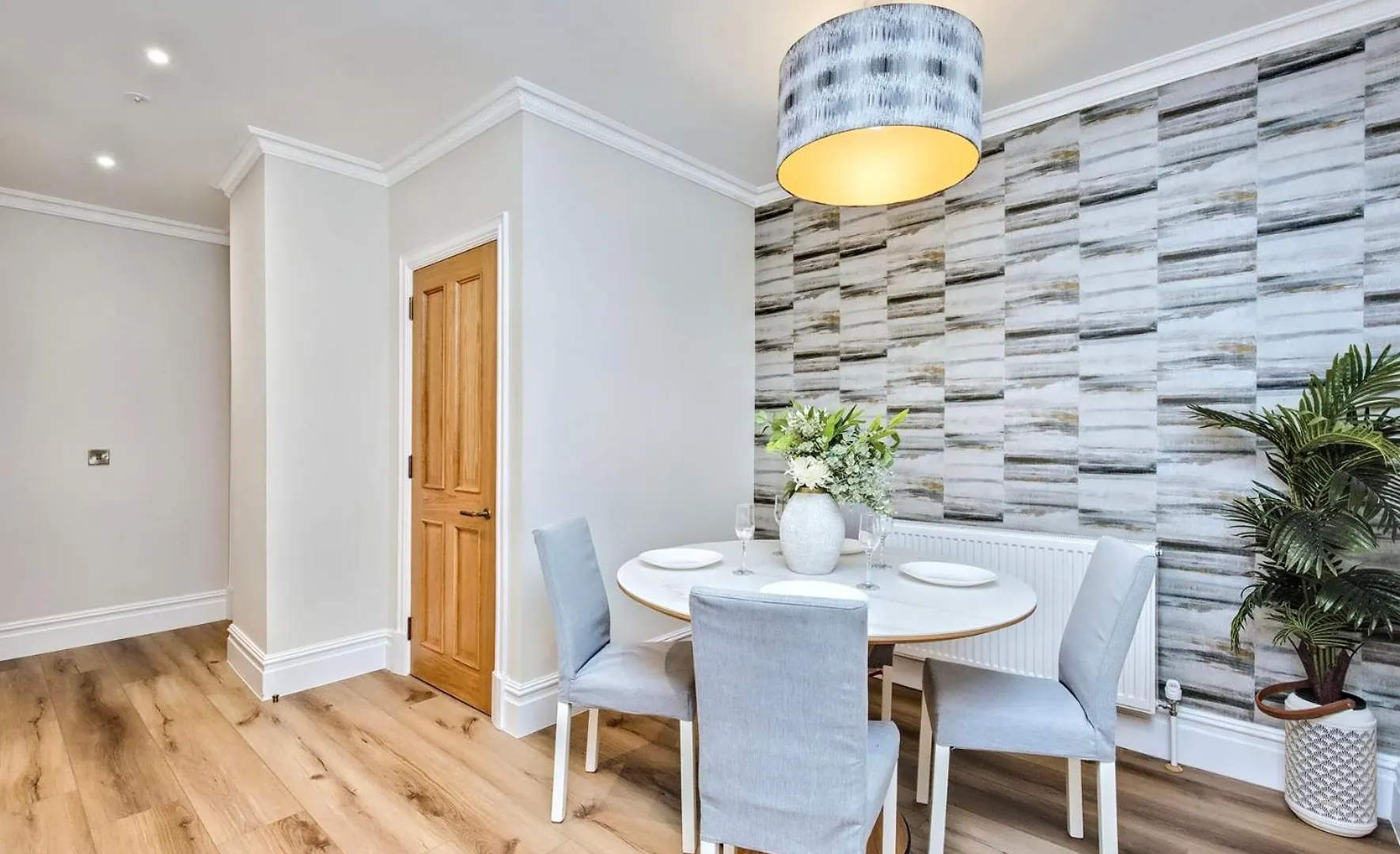 Spectacular 2 Bed, 2 Bath In Edinburgh City Centre